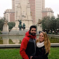 Yoli y Jonathan en la Plaza de España en Madrid
