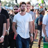 Patrick Schwarzenegger paseando tranquilamente en el Festival de Coachella 2015