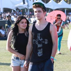Ariel Winter y su novio Laurent Claude en el Festival de Coachella 2015