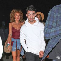 Joe Jonas acompañado en el Festival de Coachella 2015