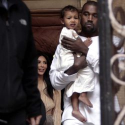 Kanye West y North West de blanco en su bautizo en Israel