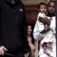 Kanye West y North West de blanco en su bautizo en Israel