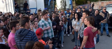 Álex González con una multitud en el rodaje de 'El Príncipe' en Granada