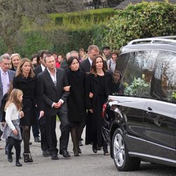 Los hermanos Corrs en el funeral de su padre Gerry Corrs