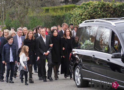 Los hermanos Corrs en el funeral de su padre Gerry Corrs