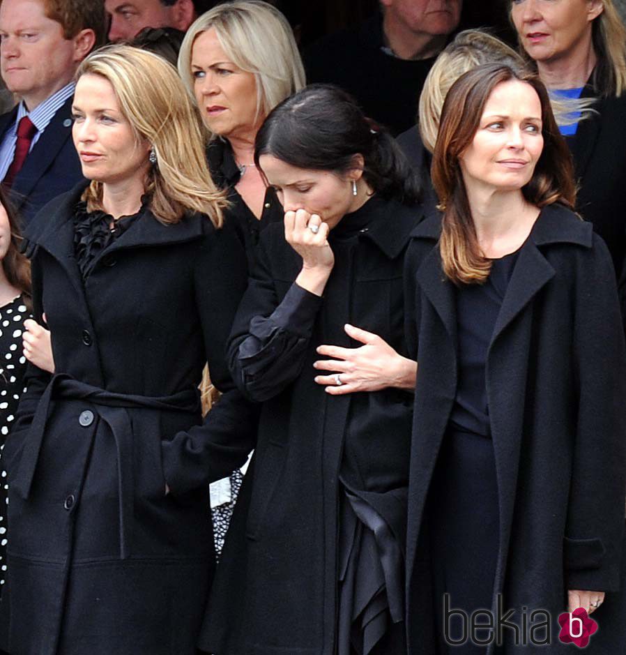Andrea, Caroline y Sharon Corrs desconsoladas en el funeral de su padre Gerry Corrs