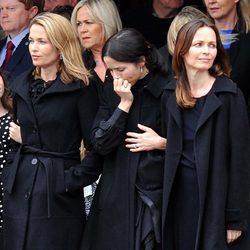 Andrea, Caroline y Sharon Corrs desconsoladas en el funeral de su padre Gerry Corrs