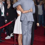 Elsa Pataky abrazando a Chris Hemsworth en el estreno de 'Los vengadores: la era de Ultron' en Los Angeles