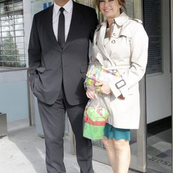 Ana Rosa Quintana y Juan Muñoz visitando a Joaquín Prat Bravo en el hospital