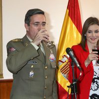 La Reina Letizia no prueba el vino en un brindis por el Rey en la Academia de Artillería de Segovia