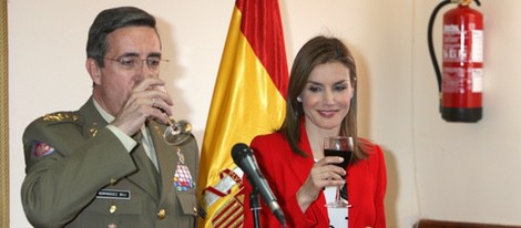 La Reina Letizia no prueba el vino en un brindis por el Rey en la Academia de Artillería de Segovia