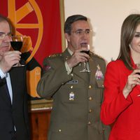 La Reina Letizia no bebe vino en un brindis por España en la Academia de Artillería de Segovia