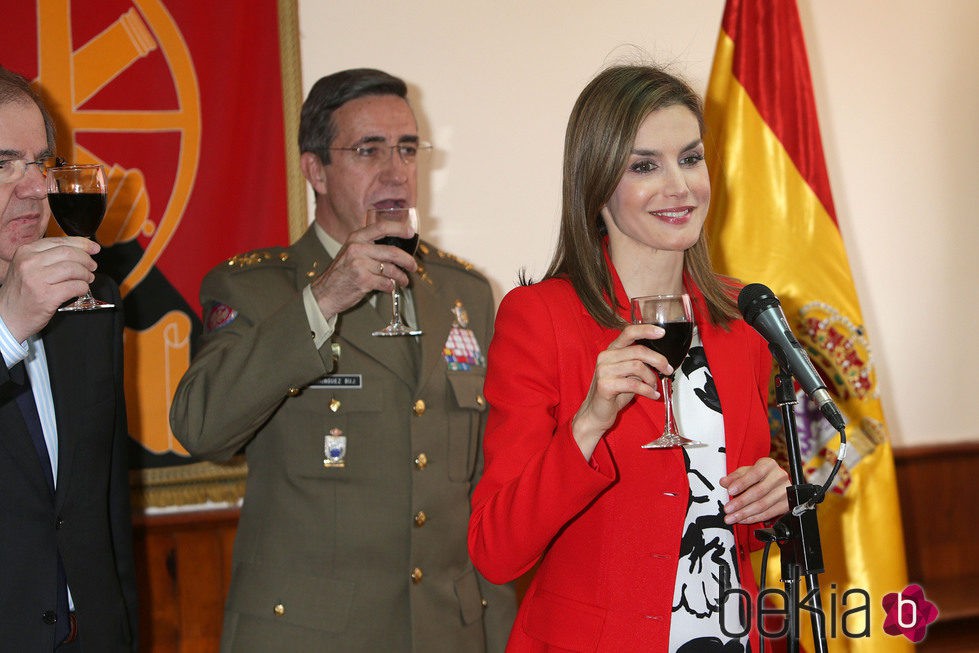 La Reina Letizia no bebe vino en un brindis por España en la Academia de Artillería de Segovia
