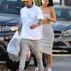 Kylie Jenner y su novio Tyga haciendo compras por Hollywood