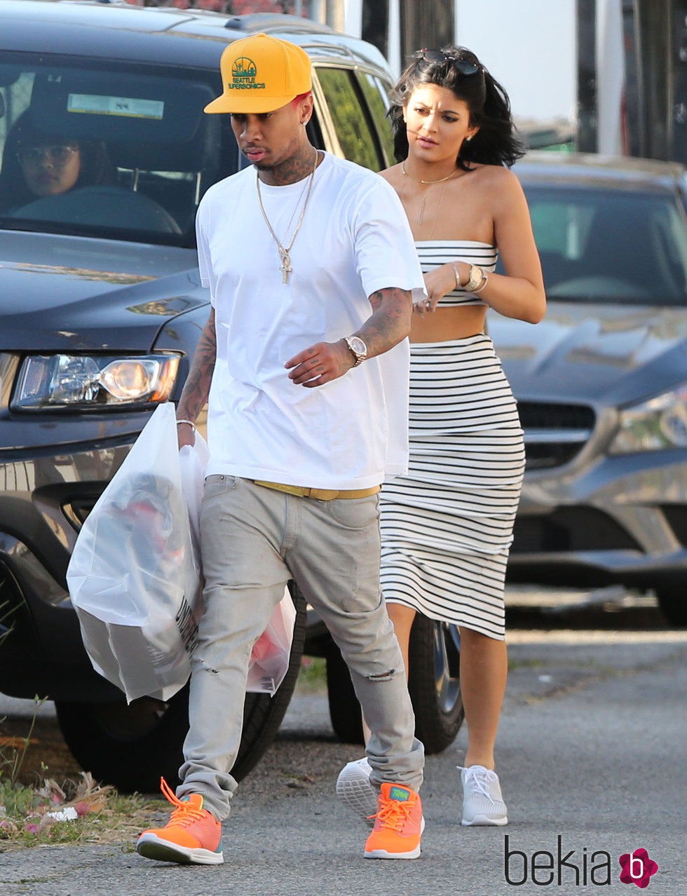 Kylie Jenner y su novio Tyga haciendo compras por Hollywood