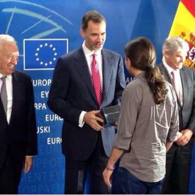 Pablo Iglesias regala 'Juego de Tronos' al Rey Felipe