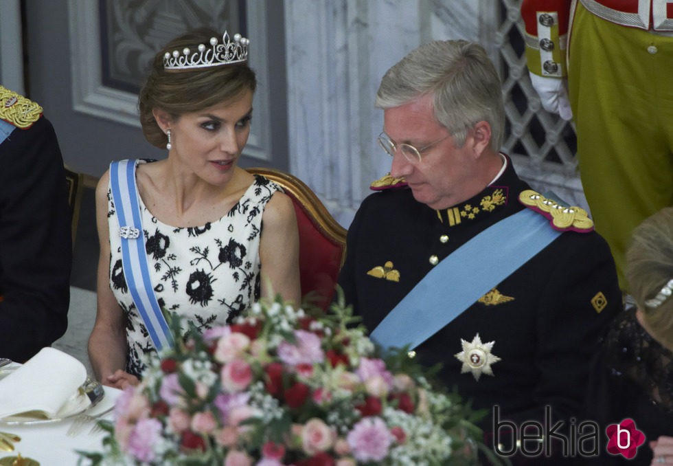 La Reina Letizia hablando con Felipe de Bélgica en el 75 cumpleaños de Margarita de Dinamarca