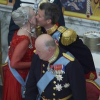 Federico de Dinamarca besa a Margarita de Dinamarca en su 75 cumpleaños