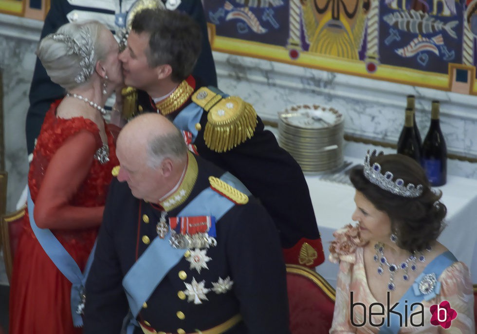 Federico de Dinamarca besa a Margarita de Dinamarca en su 75 cumpleaños