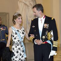 Los Reyes Felipe y Letizia se dedican una tierna mirada en el 75 cumpleaños de Margarita de Dinamarca