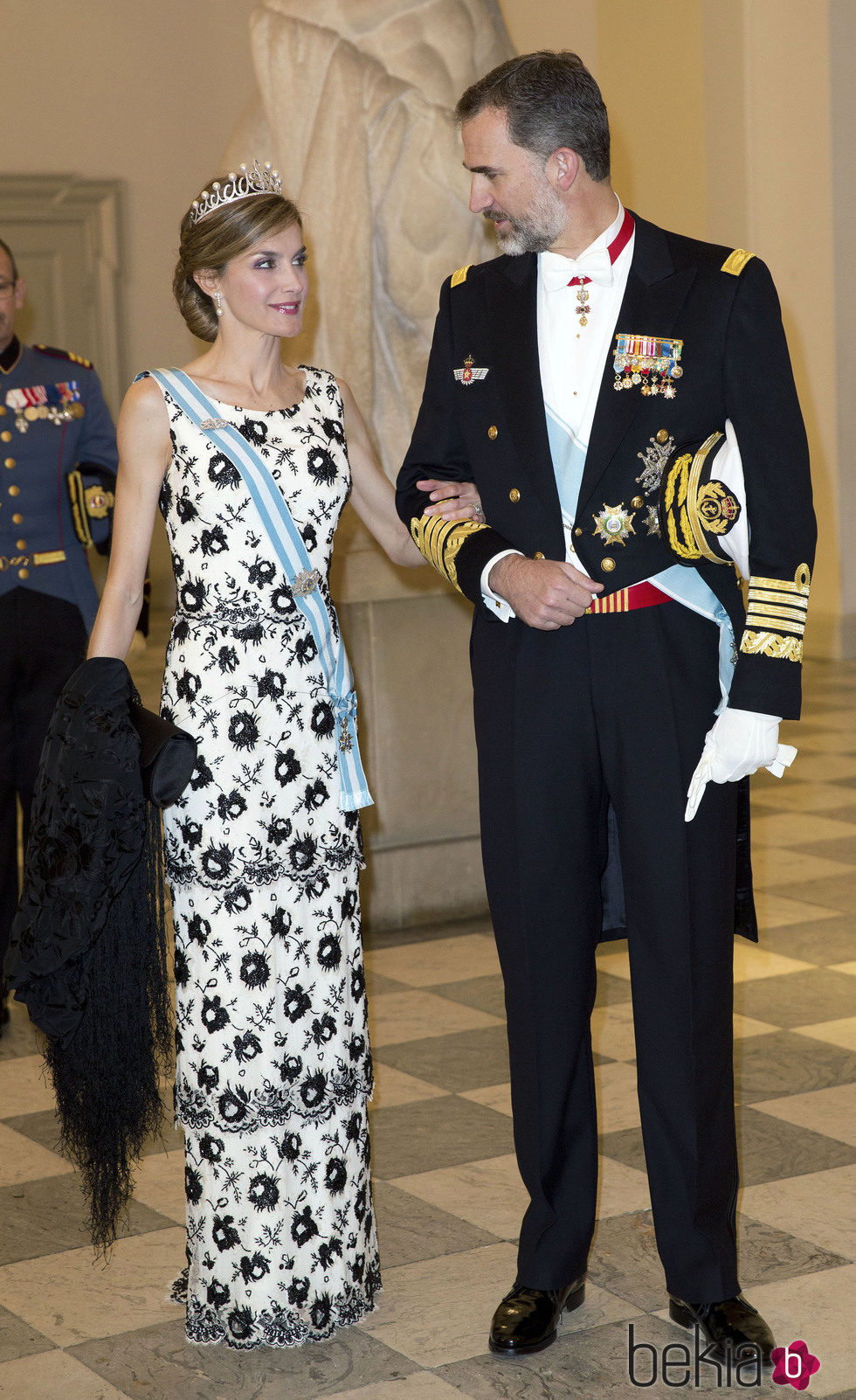 Los Reyes Felipe y Letizia se dedican una tierna mirada en el 75 cumpleaños de Margarita de Dinamarca