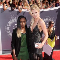 Ireland Baldwin y su novia Angel Haze en los MTV Music Awards 2014