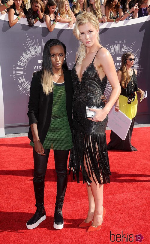 Ireland Baldwin y su novia Angel Haze en los MTV Music Awards 2014