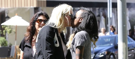 Ireland Baldwin con su novia Angel Haze besándose