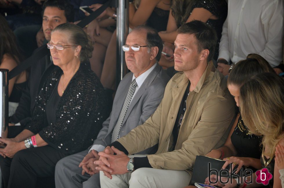 Gisele Bündchen recibe el apoyo de su marido Tom Brady y de sus padres durante su último desfile