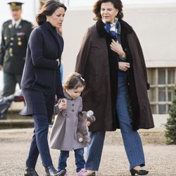 Marie de Dinamarca con su hija Athena y Silvia de Suecia en el 75 cumpleaños de Margarita de Dinamarca