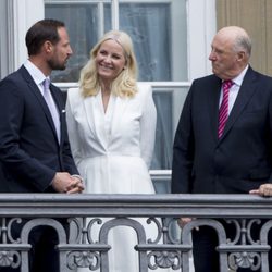 El Rey Harald con Haakon y Mette-Marit de Noruega en el 75 cumpleaños de Margarita de Dinamarca