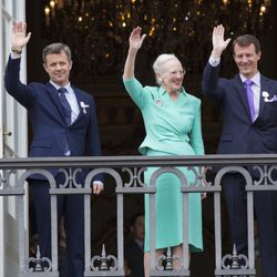 Margarita de Dinamarca con sus hijos Federico y Joaquín en la celebración de su 75 cumpleaños