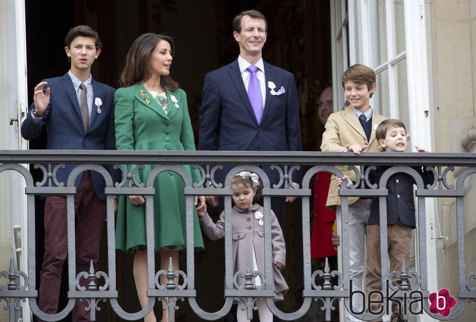 Joaquín y Marie de Dinamarca con sus hijos en el 75 cumpleanos de Margarita de Dinamarca