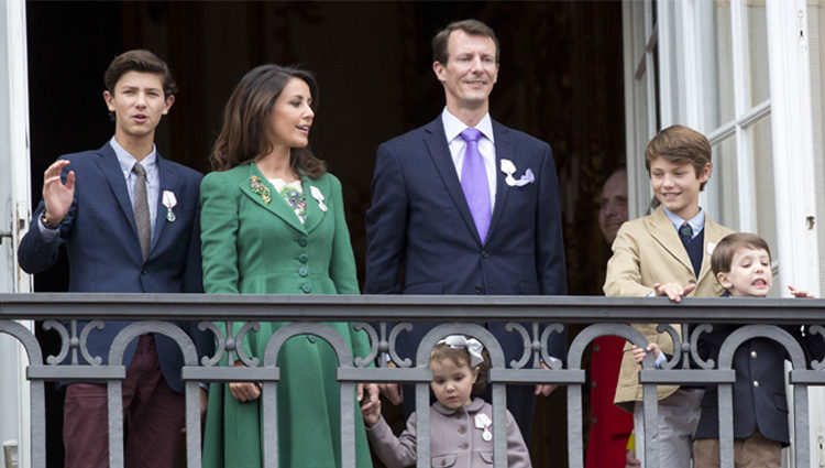 Joaquín y Marie de Dinamarca con sus hijos en el 75 cumpleanos de Margarita de Dinamarca