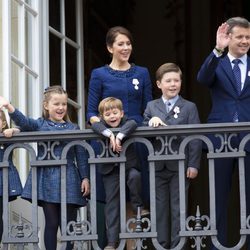 Federico y Mary de Dinamarca con sus hijos en el 75 cumpleanos de Margarita de Dinamarca