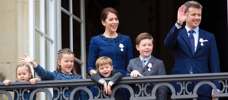 Federico y Mary de Dinamarca con sus hijos en el 75 cumpleanos de Margarita de Dinamarca
