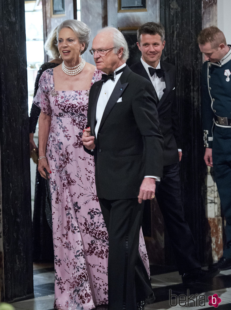 Benedicta y Federico de Dinamarca y Carlos Gustavo de Suecia en la cena de gala por el 75 cumpleaños de Margarita de Dinamarca