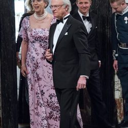 Benedicta y Federico de Dinamarca y Carlos Gustavo de Suecia en la cena de gala por el 75 cumpleaños de Margarita de Dinamarca