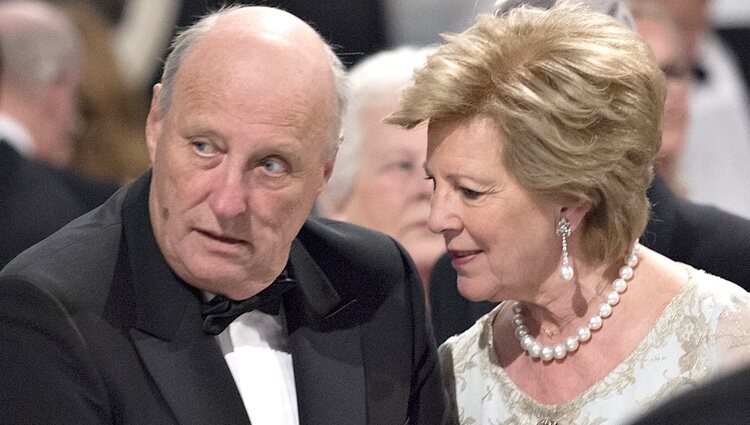 Harald de Noruega y Ana María de Grecia en la cena de gala por el 75 cumpleaños de Margarita de Dinamarca