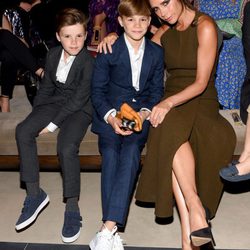 Victoria Beckham con sus hijos Cruz y Romeo en el desfile de Burberry 'London in Los Angeles'