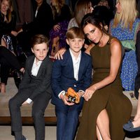 Victoria Beckham con sus hijos Cruz y Romeo en el desfile de Burberry 'London in Los Angeles'