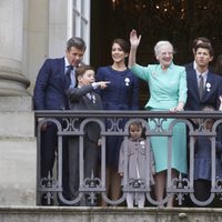 Margarita de Dinamarca con sus hijos, nueras y nietos en la celebración de su 75 cumpleaños