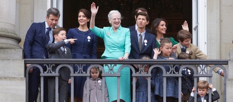 Margarita de Dinamarca con sus hijos, nueras y nietos en la celebración de su 75 cumpleaños