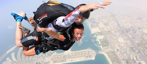 Coleen Rooney mujer de Wayne Rooney saltando en paracaídas