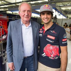 El Rey Juan Carlos posa junto a Carlos Sainz hijo que se estrena en Toro Rosso