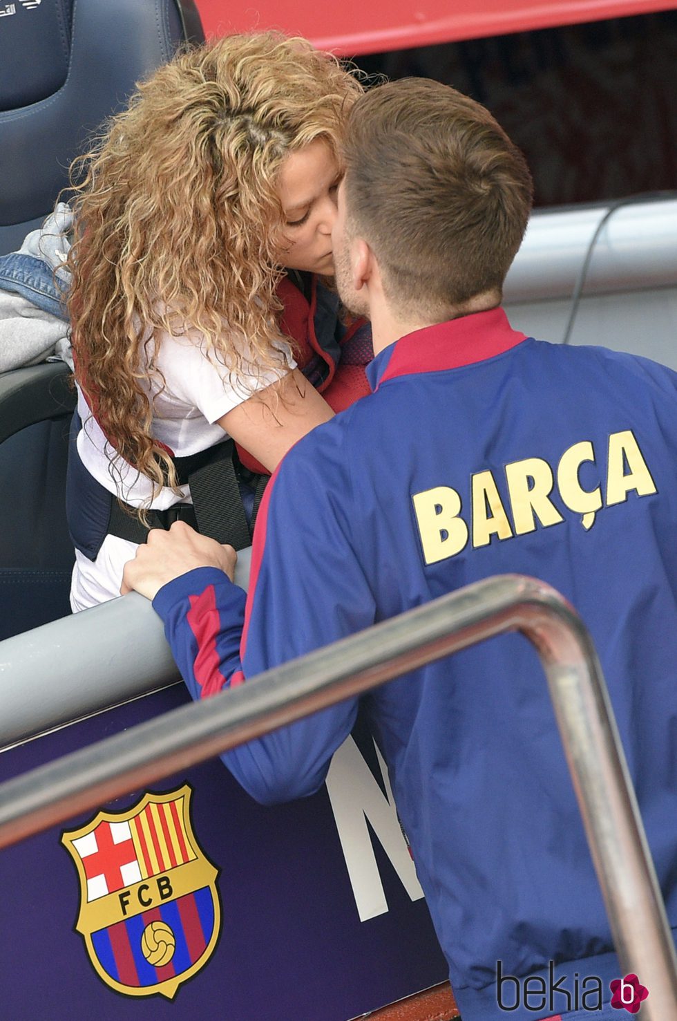 Shakira le da un piquito a Gerard Piqué en el Camp Nou