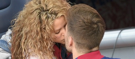 Shakira le da un piquito a Gerard Piqué en el Camp Nou