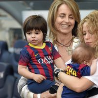 Shakira en el Camp Nou con Milan, Sasha y Monserrat Bernabeu