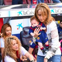 Shakira y Monserrat Bernabeu llevan a Milan y Sasha a un partido del Barça