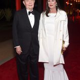 Jerry Perenchio y Anjelica Huston en la gala del 50 aniversario del LACMA